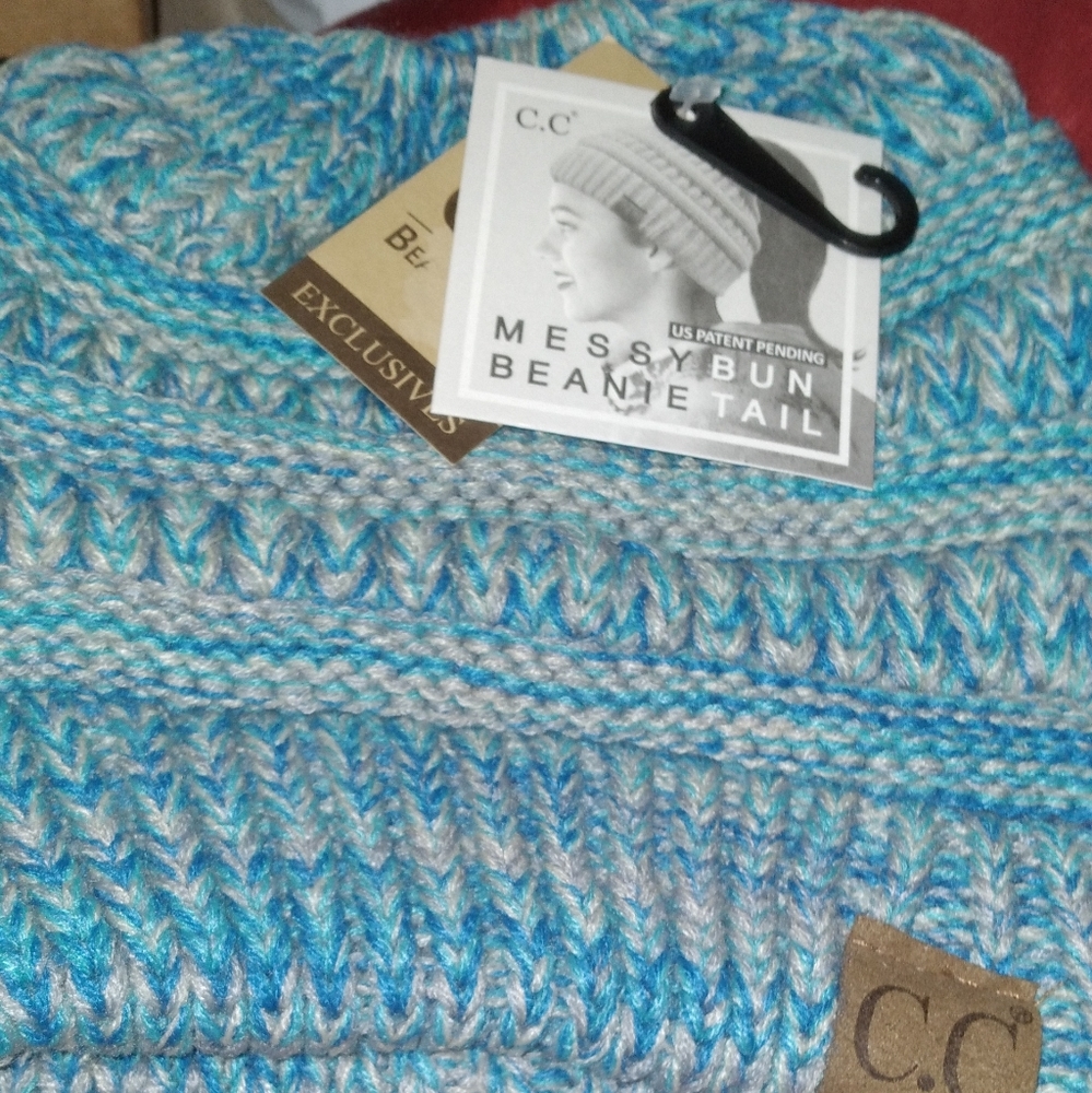 Pony tail winter hat